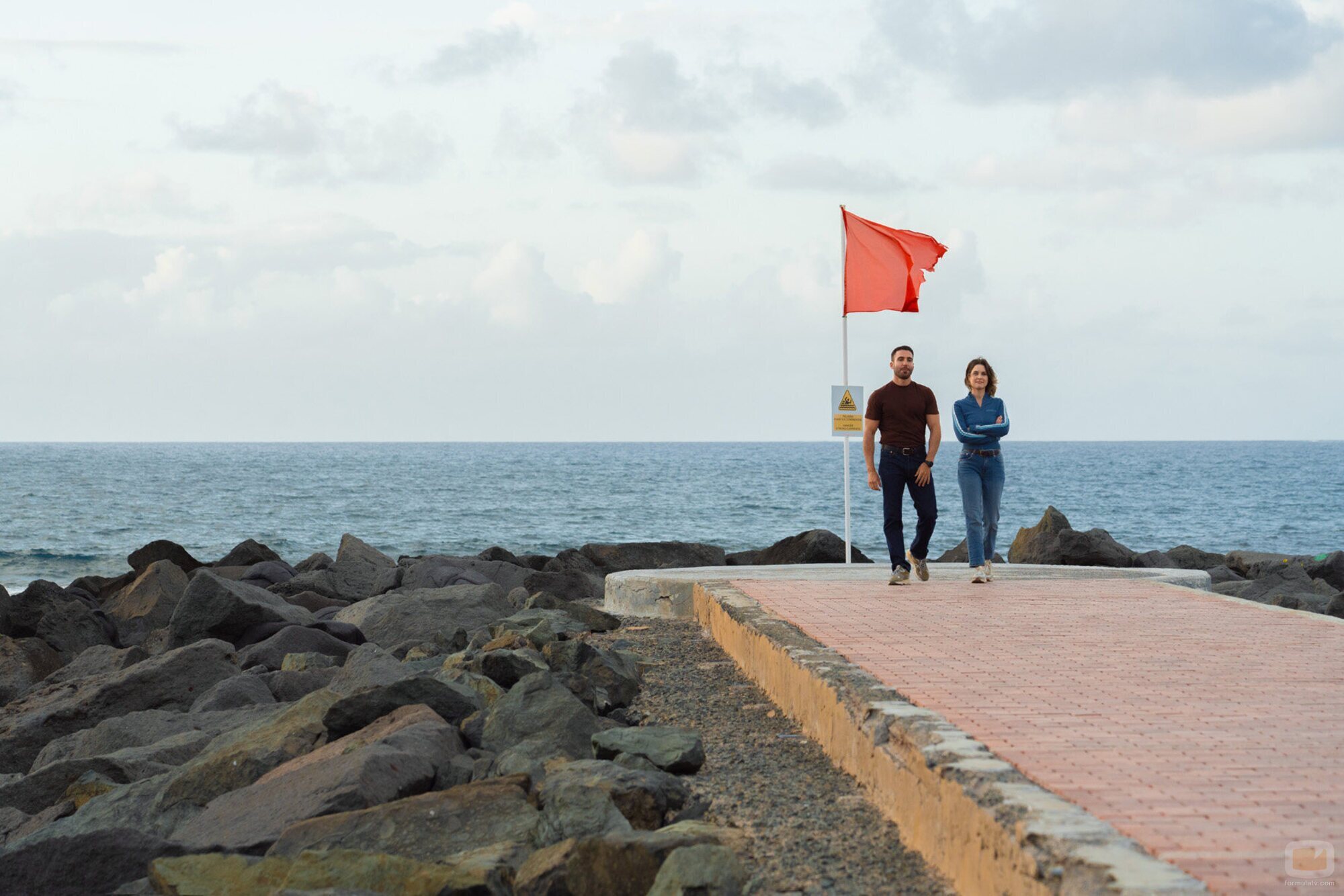 Still de Miguel Ángel Silvestre y Katia Fellin en el 1x02 de 'Weiss & Morales'