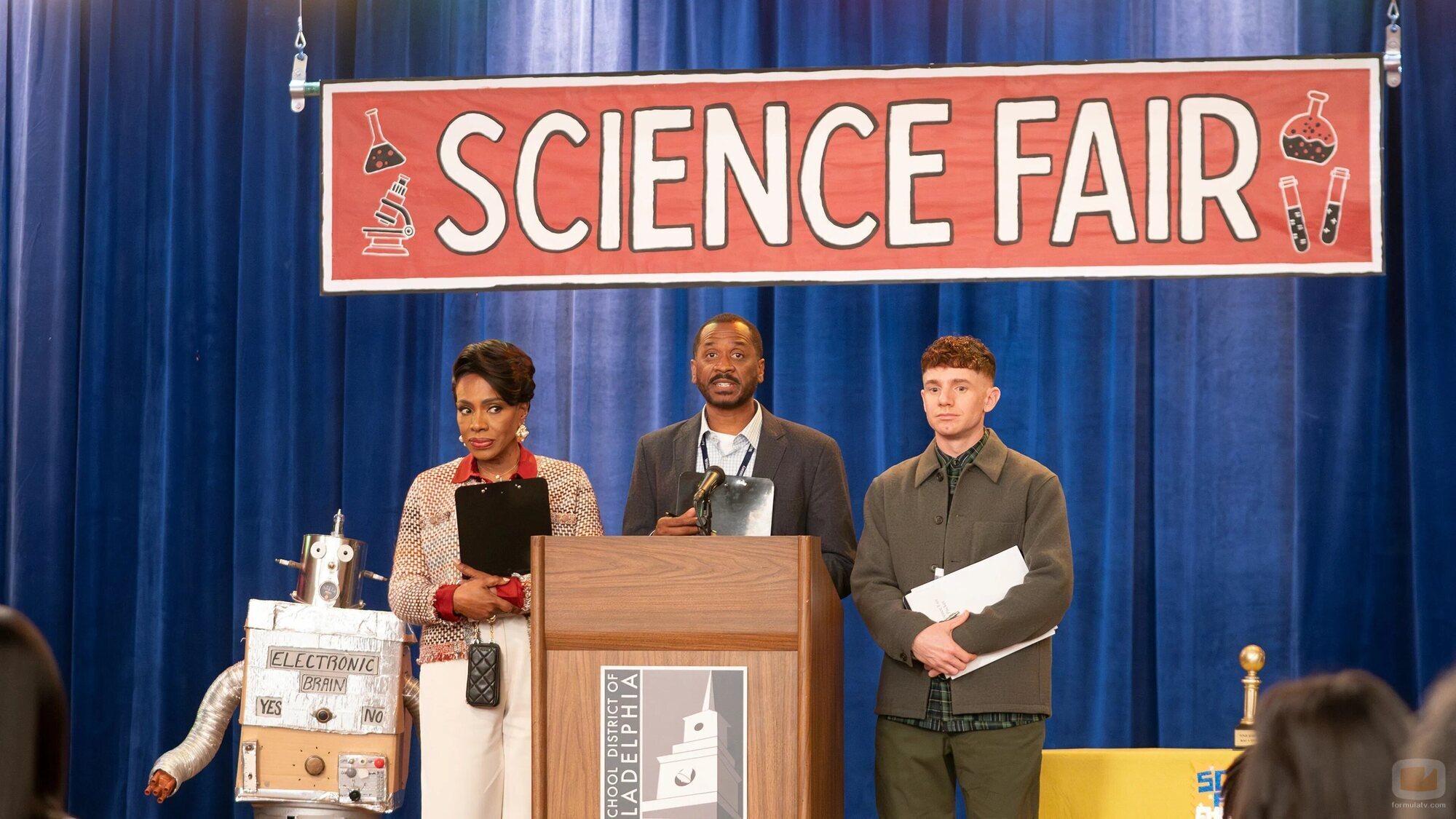 Sheryl Lee Ralph y Chris Perfetti en la temporada 4 y el capítulo 13 de 'Colegio Abbott'