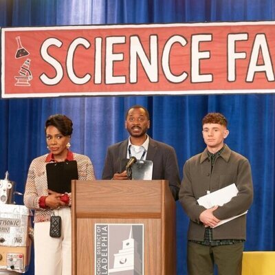 Sheryl Lee Ralph y Chris Perfetti en la temporada 4 y el capítulo 13 de 'Colegio Abbott'