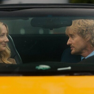 Judy Greer y Owen Wilson en el 1x01 de 'Sticks: cracks del golf'