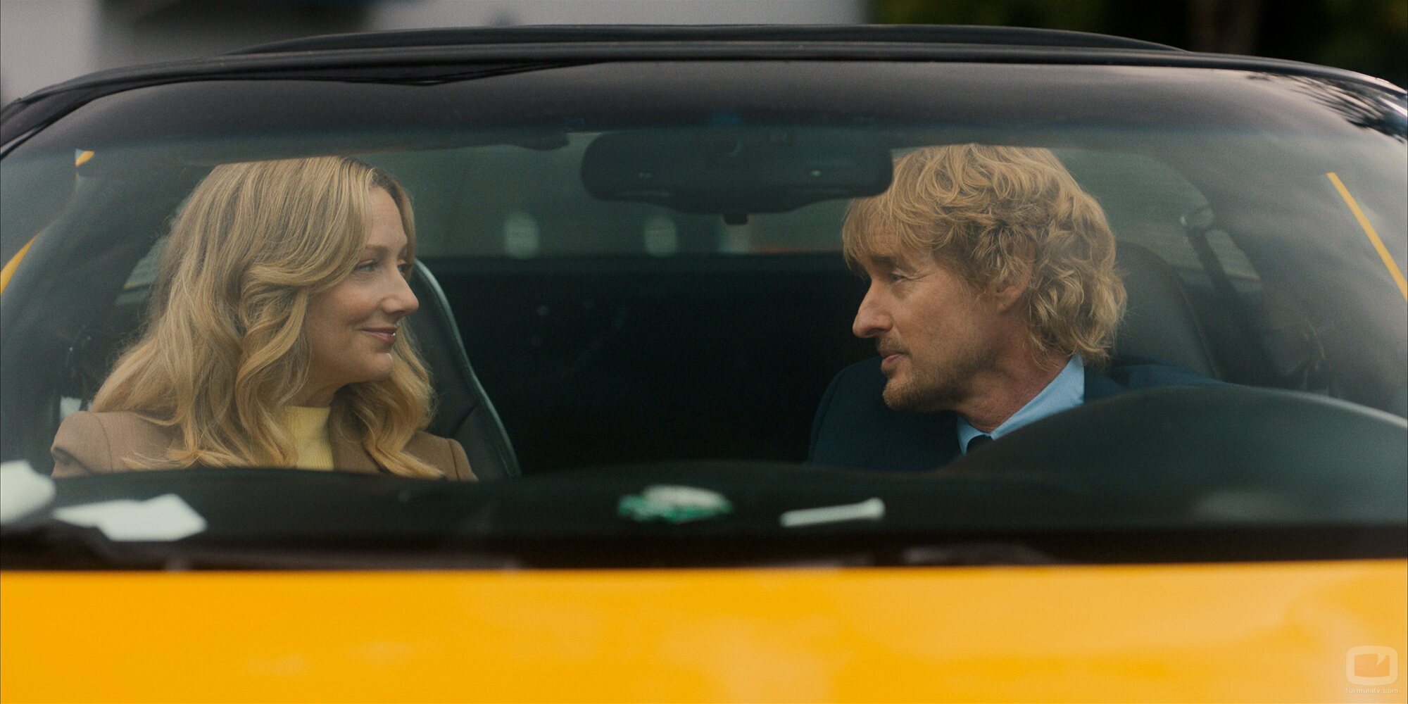 Judy Greer y Owen Wilson en el 1x01 de 'Sticks: cracks del golf'