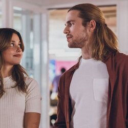 Noah con Simón, su nuevo admirador, en 'Culpa nuestra'