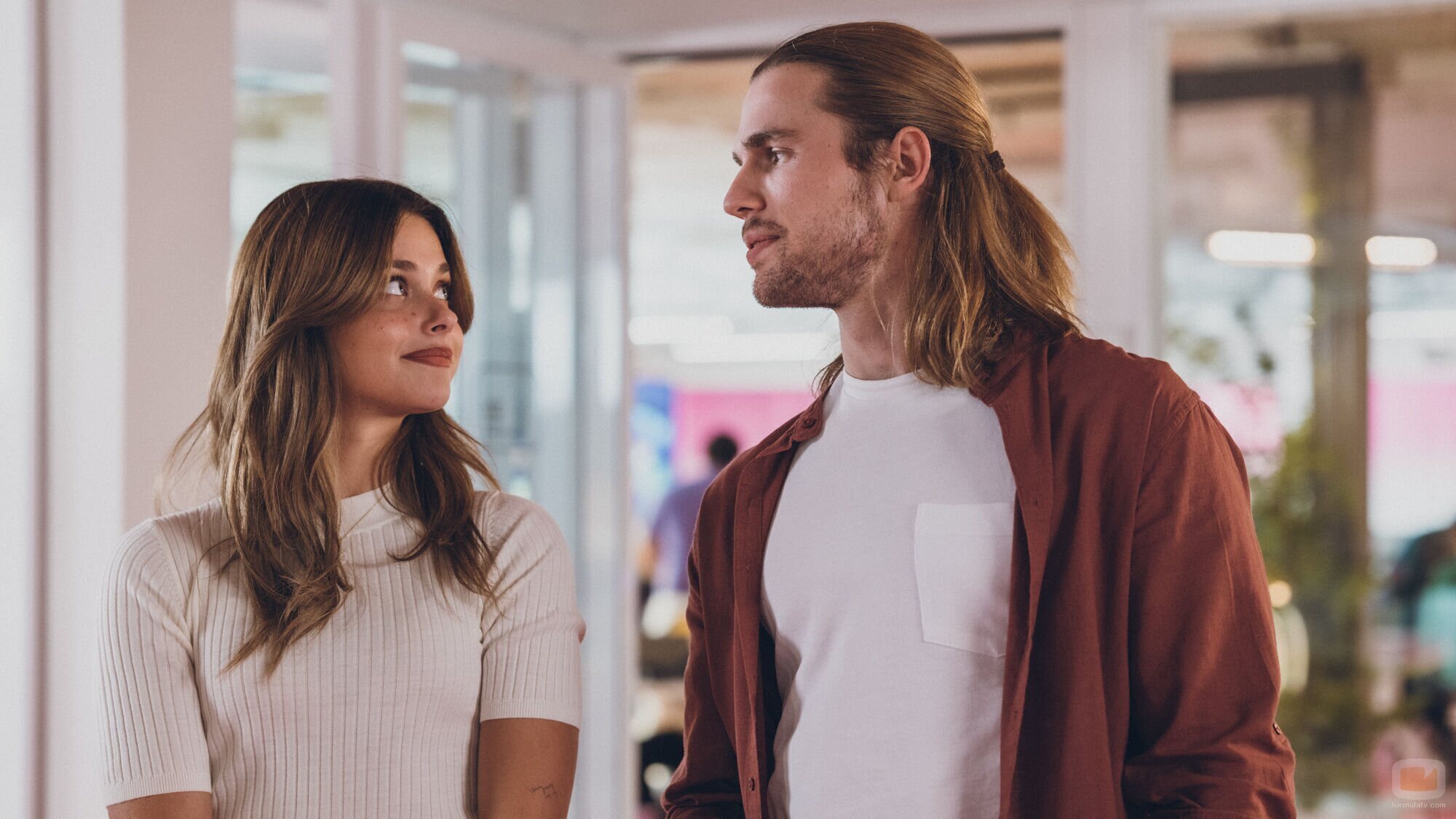 Noah con Simón, su nuevo admirador, en 'Culpa nuestra'