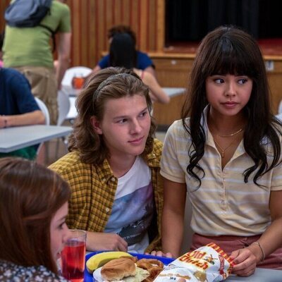Katie Douglas y Colton Gobbo en el 1x01 de 'Ginny & Georgia'