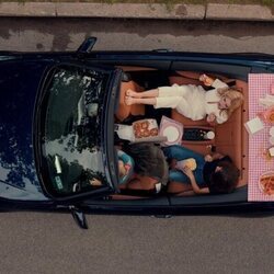 Brianne Howey y Antonia Gentry en el 1x01 de 'Ginny y Georgia'