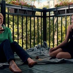 Brianne Howey y Jennifer Robertson en Capítulo 1 titulado 'Pilot' de 'Ginny y Georgia'