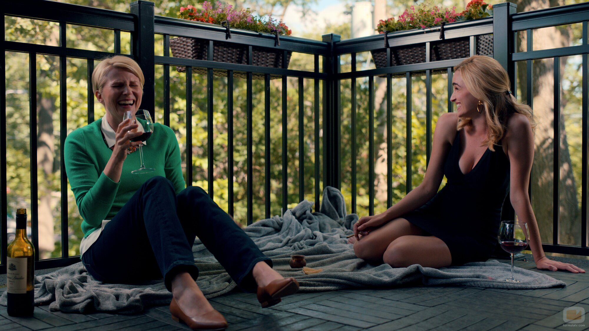 Brianne Howey y Jennifer Robertson en Capítulo 1 titulado 'Pilot' de 'Ginny y Georgia'