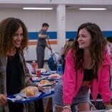 Antonia Gentry y Sara Waisglass en 'Pilot' de 'Ginny y Georgia'