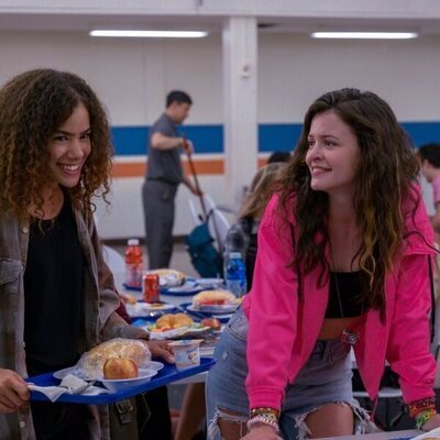 Antonia Gentry y Sara Waisglass en 'Pilot' de 'Ginny y Georgia'