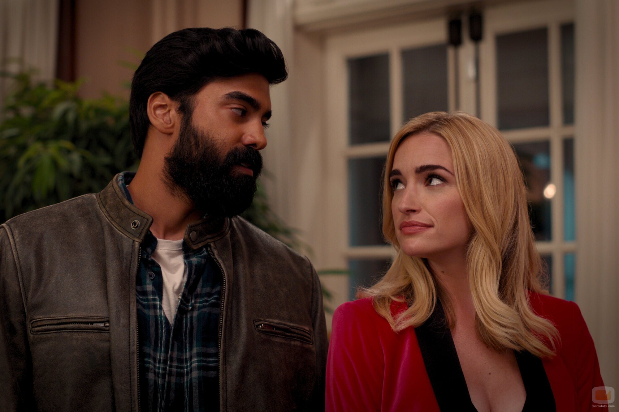 Brianne Howey y Raymond Ablack en 1x01 'Pilot' de 'Ginny y Georgia'