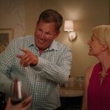 Jennifer Robertson y Chris Kenopic en 1x02 titulado 'Es una cara, no una máscara' de 'Ginny y Georgia'