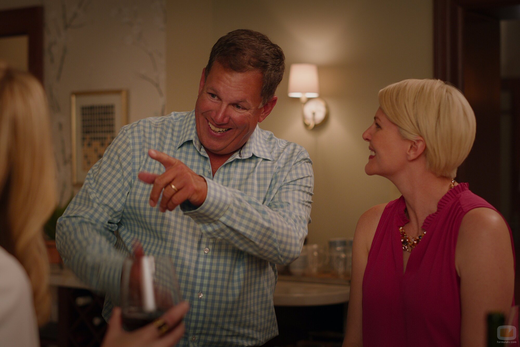 Jennifer Robertson y Chris Kenopic en 1x02 titulado 'Es una cara, no una máscara' de 'Ginny y Georgia'