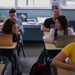 Antonia Gentry y Sara Waisglass en la temporada 1 y el capítulo 02 de 'Ginny y Georgia'