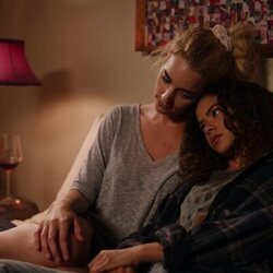 Brianne Howey y Antonia Gentry en 1x02 titulado 'Es una cara, no una máscara' de 'Ginny y Georgia'