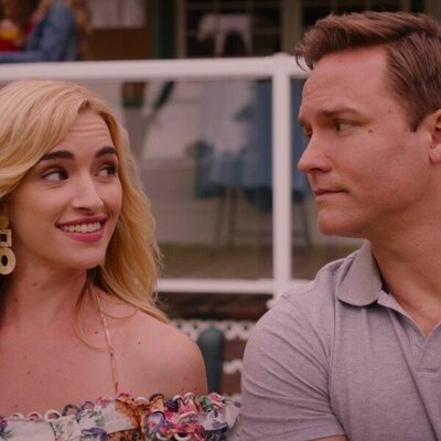 Brianne Howey y Scott Porter en el 'Es una cara, no una máscara' de 'Ginny & Georgia'