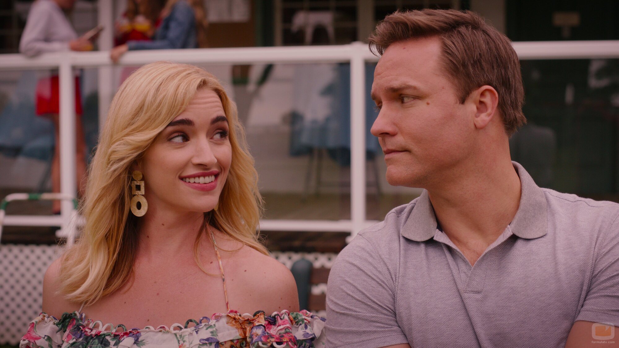 Brianne Howey y Scott Porter en el 'Es una cara, no una máscara' de 'Ginny & Georgia'