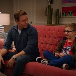 Scott Porter y Diesel La Torraca en 1x03 'Otro nivel de gilipolleces de los ricos' de 'Ginny y Georgia'
