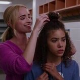 Brianne Howey y Antonia Gentry en 'Otro nivel de gilipolleces de los ricos' de 'Ginny y Georgia'