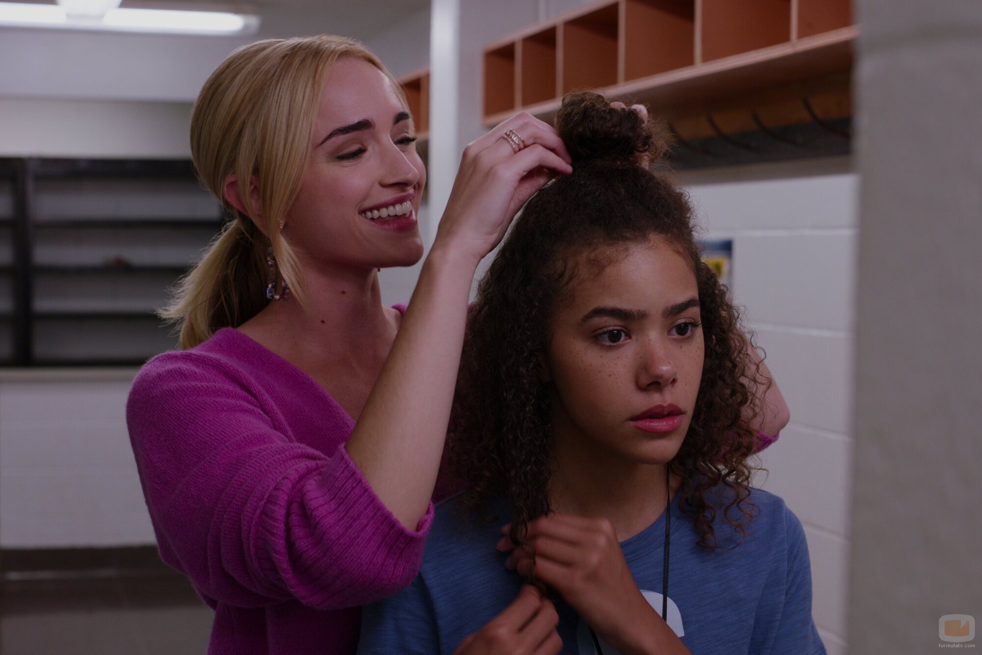 Brianne Howey y Antonia Gentry en 'Otro nivel de gilipolleces de los ricos' de 'Ginny y Georgia'