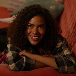 Antonia Gentry en el 'Lydia Bennet es cien por cien feminista' de 'Ginny & Georgia'