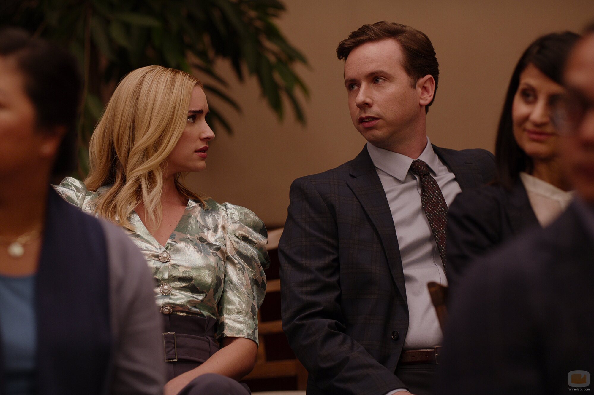 Brianne Howey y Dan Beirne en el 1x04 de 'Ginny & Georgia'