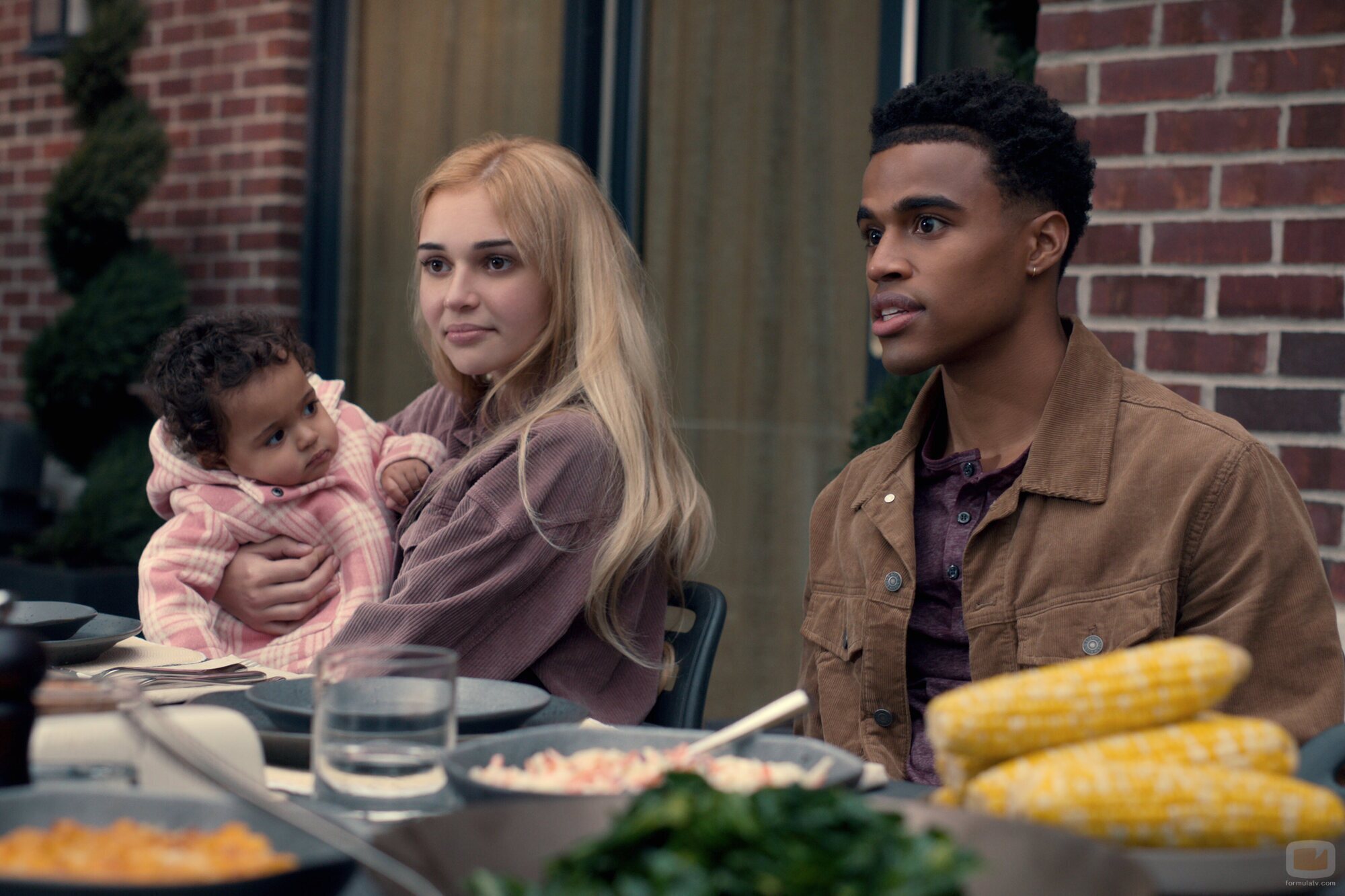 Kyle Bary y Nikki Roumel en la temporada 1 y el capítulo 05 de 'Ginny y Georgia'