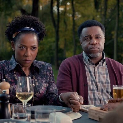 Kevin Hanchard y Karen LeBlanc en el 1x05 de 'Ginny & Georgia'