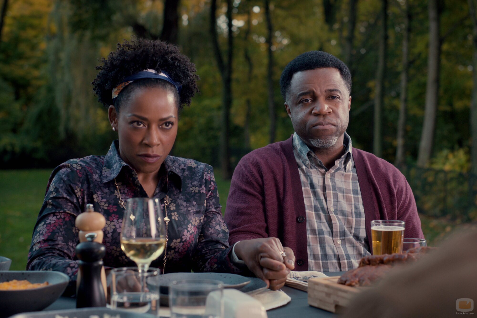 Kevin Hanchard y Karen LeBlanc en el 1x05 de 'Ginny & Georgia'