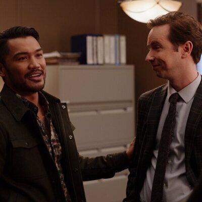 Alex Mallari Jr y Dan Beirne en el 'Estoy depre' de 'Ginny & Georgia'