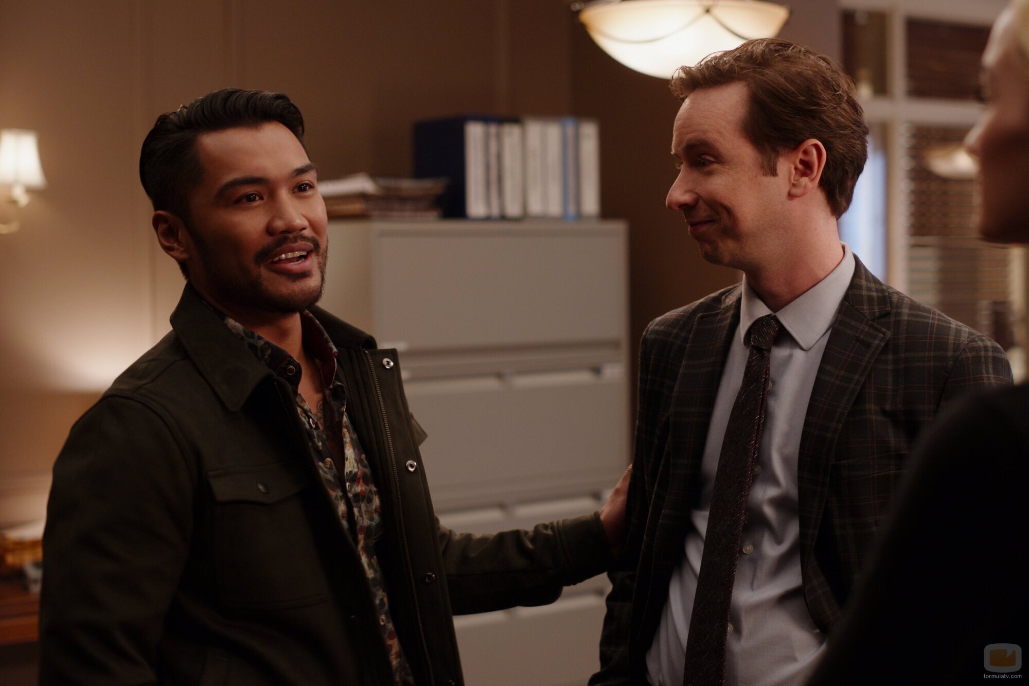 Alex Mallari Jr y Dan Beirne en el 'Estoy depre' de 'Ginny & Georgia'