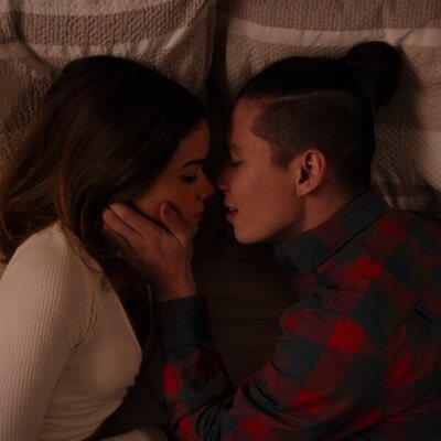 Antonia Gentry y Mason Temple en 1x07 titulado 'Felices dieciséis, idiota' de 'Ginny y Georgia'