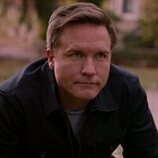 Scott Porter en 1x07 titulado 'Felices dieciséis, idiota' de 'Ginny y Georgia'