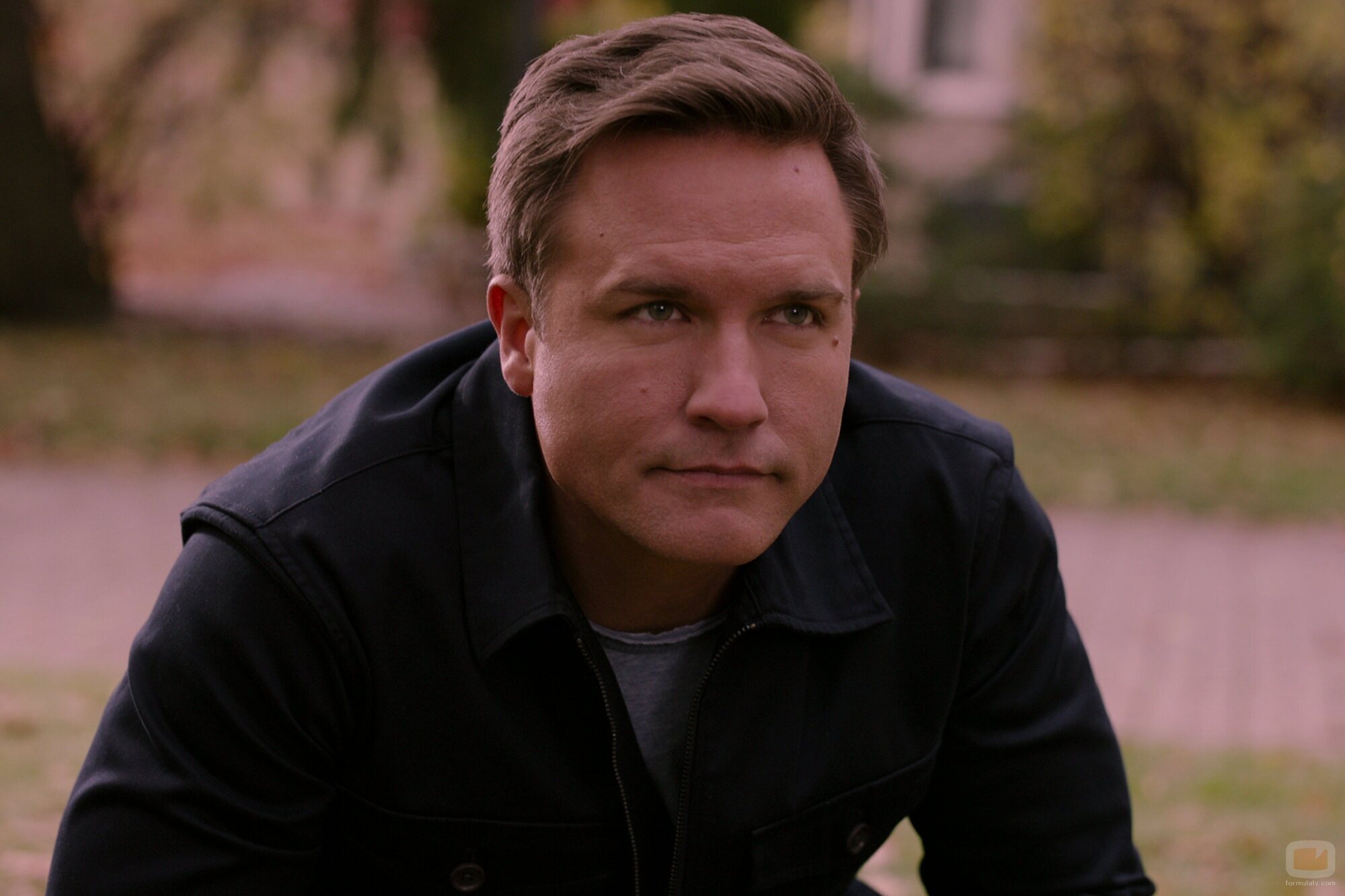 Scott Porter en 1x07 titulado 'Felices dieciséis, idiota' de 'Ginny y Georgia'