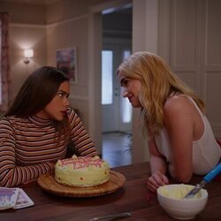 Brianne Howey y Antonia Gentry en 1x07 'Felices dieciséis, idiota' de 'Ginny y Georgia'