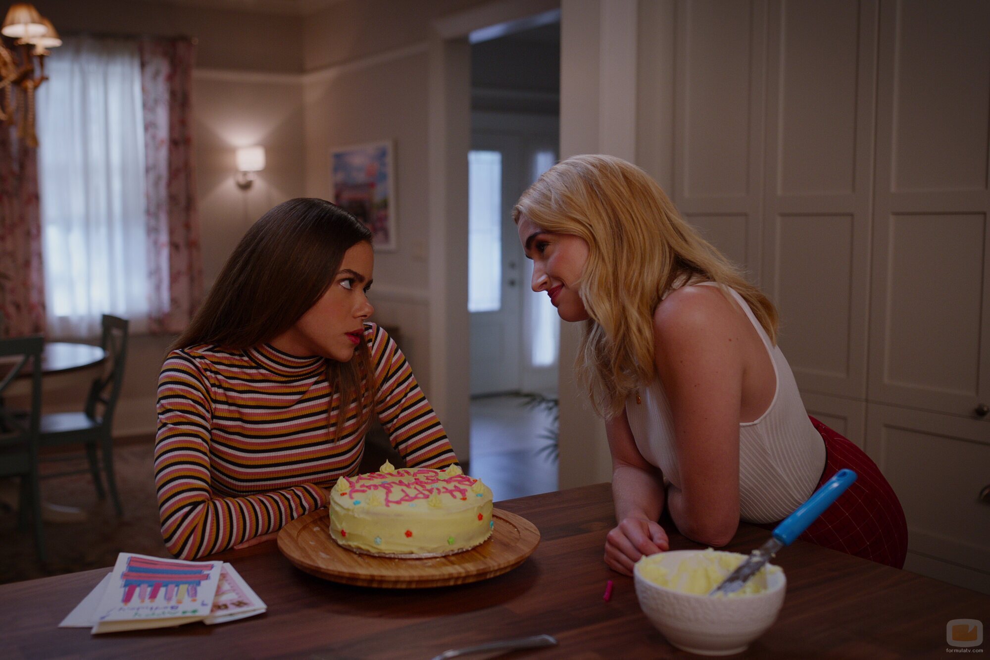 Brianne Howey y Antonia Gentry en 1x07 'Felices dieciséis, idiota' de 'Ginny y Georgia'