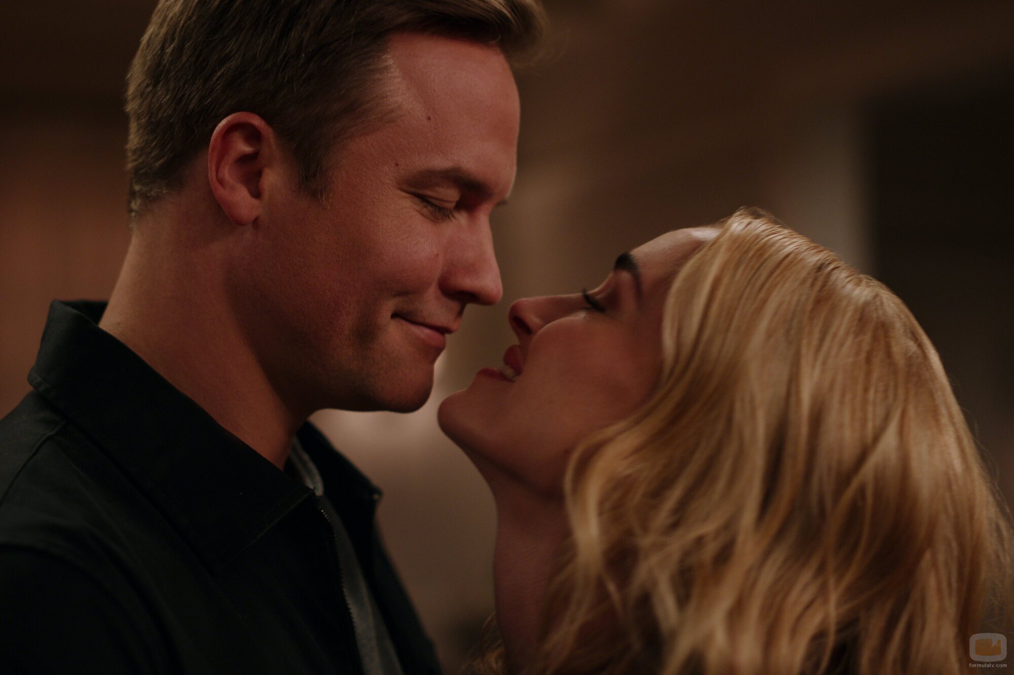 Brianne Howey y Scott Porter en la temporada 1 y el capítulo 07 de 'Ginny y Georgia'