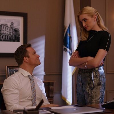 Brianne Howey y Scott Porter en 1x08 titulado 'Tomas una, luego otra' de 'Ginny y Georgia'