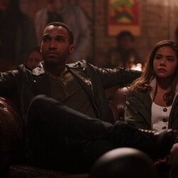 Nathan Mitchell y Antonia Gentry en 1x08 titulado 'Tomas una, luego otra' de 'Ginny y Georgia'