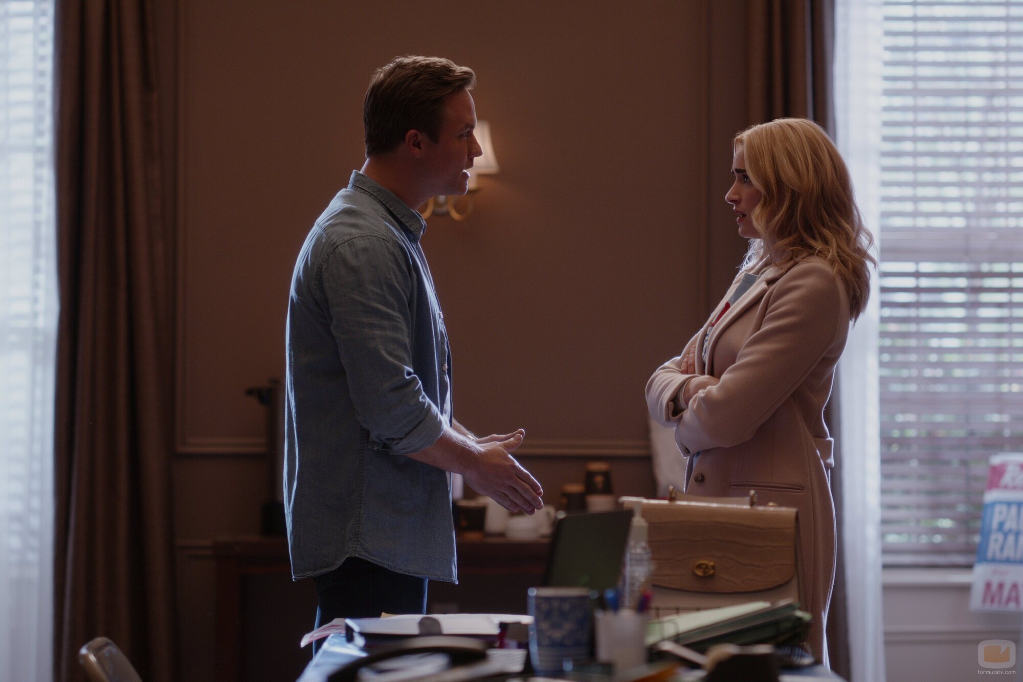 Brianne Howey y Scott Porter en 1x09 'Los sentimientos son difíciles' de 'Ginny y Georgia'
