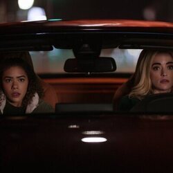 Brianne Howey y Antonia Gentry en 'Los sentimientos son difíciles' de 'Ginny y Georgia'