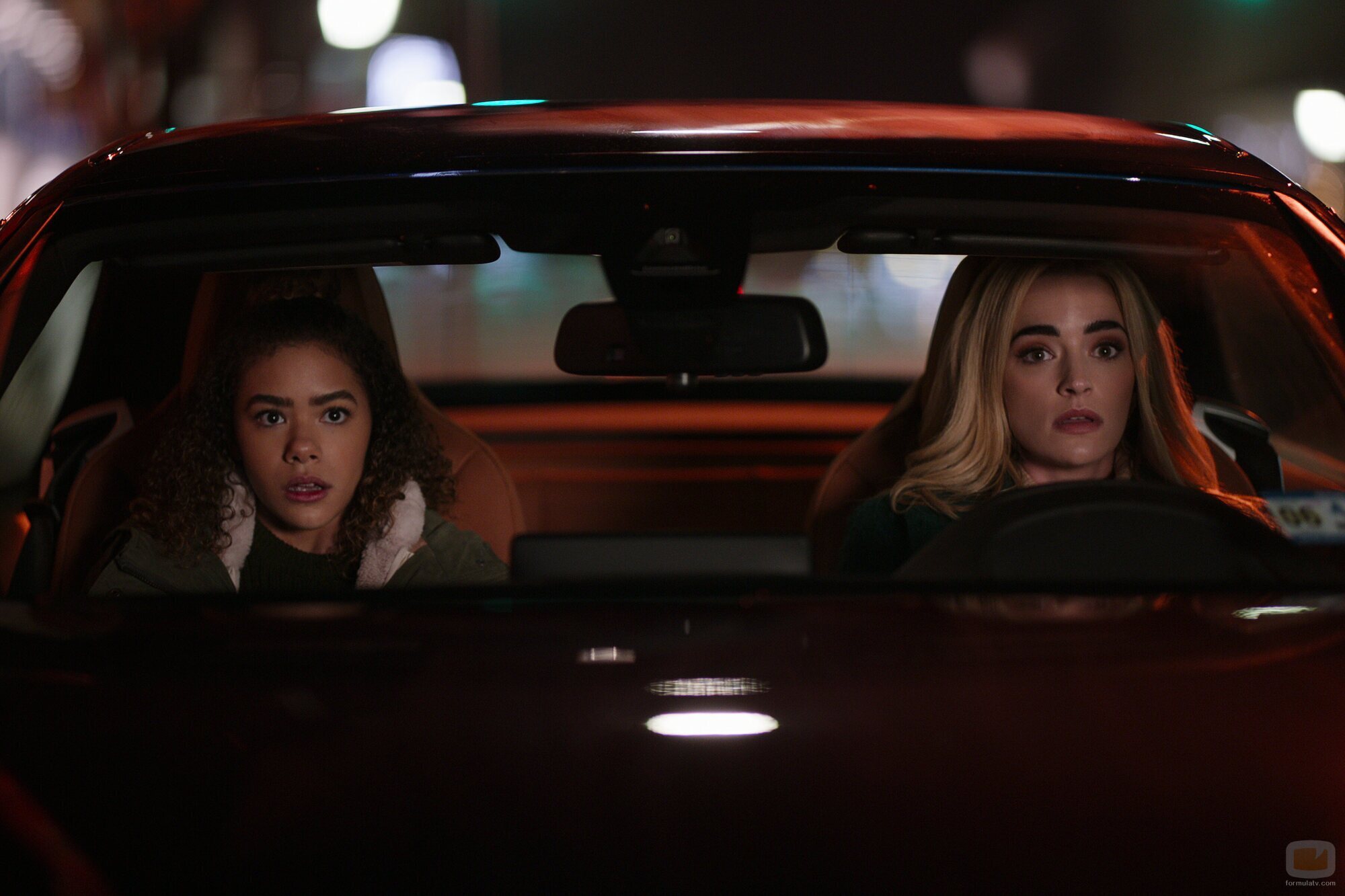 Brianne Howey y Antonia Gentry en 'Los sentimientos son difíciles' de 'Ginny y Georgia'