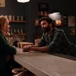 Brianne Howey y Raymond Ablack en el 1x09 de 'Ginny & Georgia'