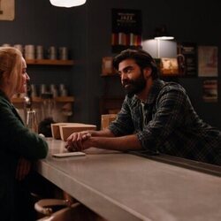 Brianne Howey y Raymond Ablack en el 1x09 de 'Ginny & Georgia'