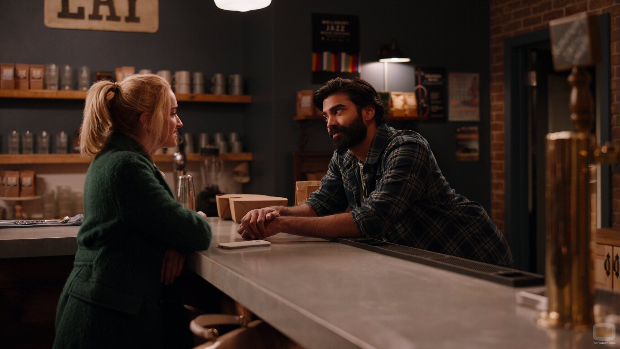 Brianne Howey y Raymond Ablack en el 1x09 de 'Ginny & Georgia'