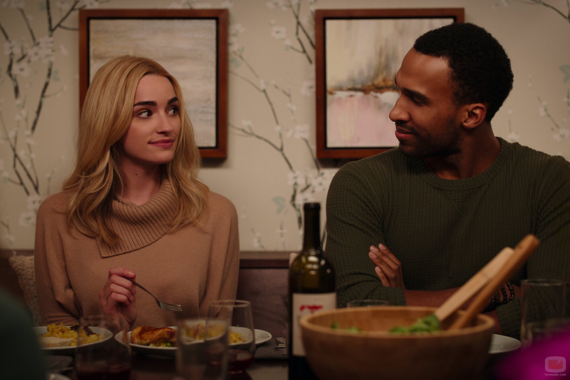 Brianne Howey y Nathan Mitchell en Capítulo 9 titulado 'Los sentimientos son difíciles' de 'Ginny y Georgia'