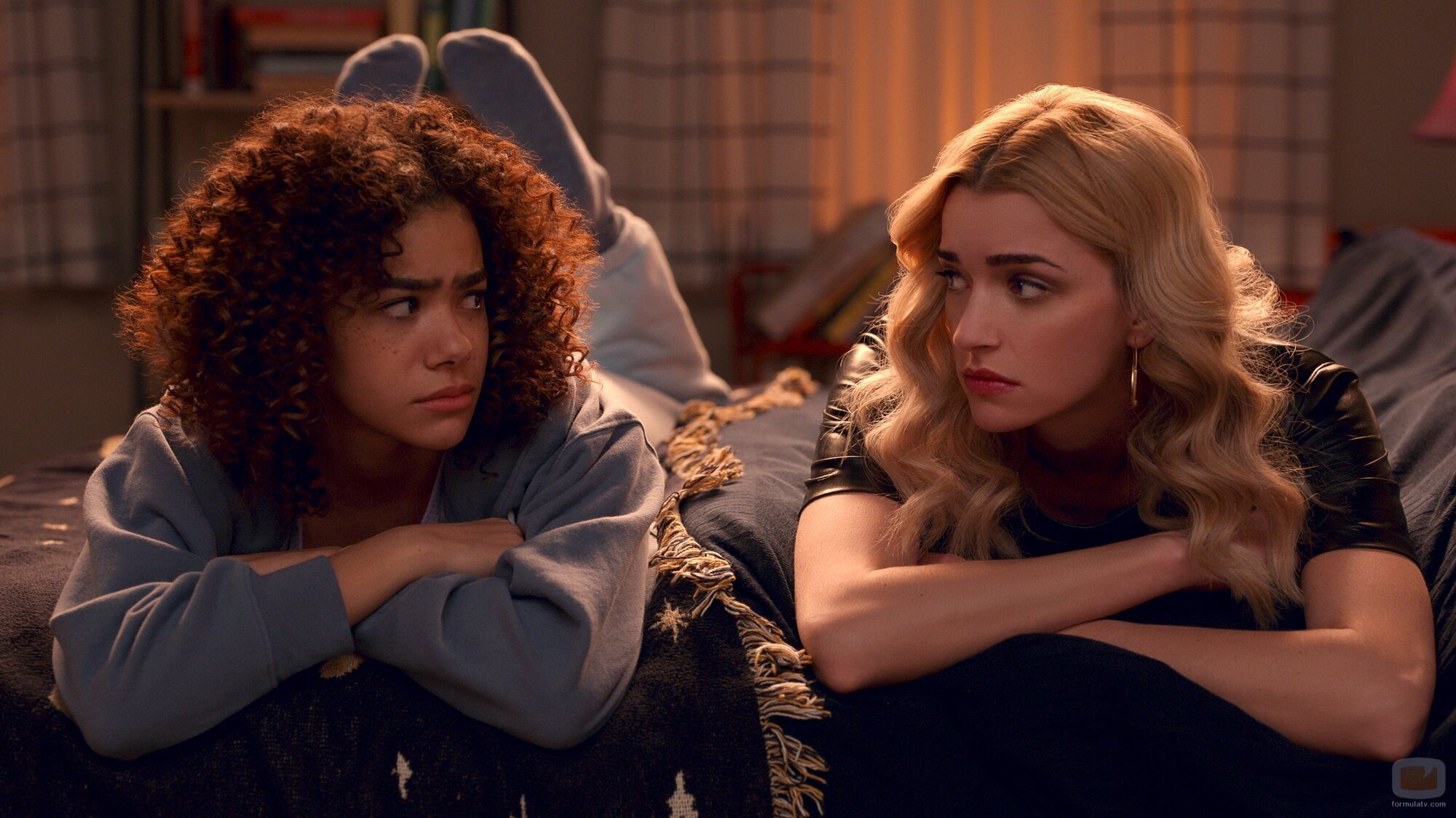 Brianne Howey y Antonia Gentry en el 1x09 de 'Ginny & Georgia'