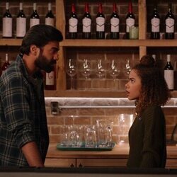 Antonia Gentry y Raymond Ablack en 1x09 'Los sentimientos son difíciles' de 'Ginny y Georgia'