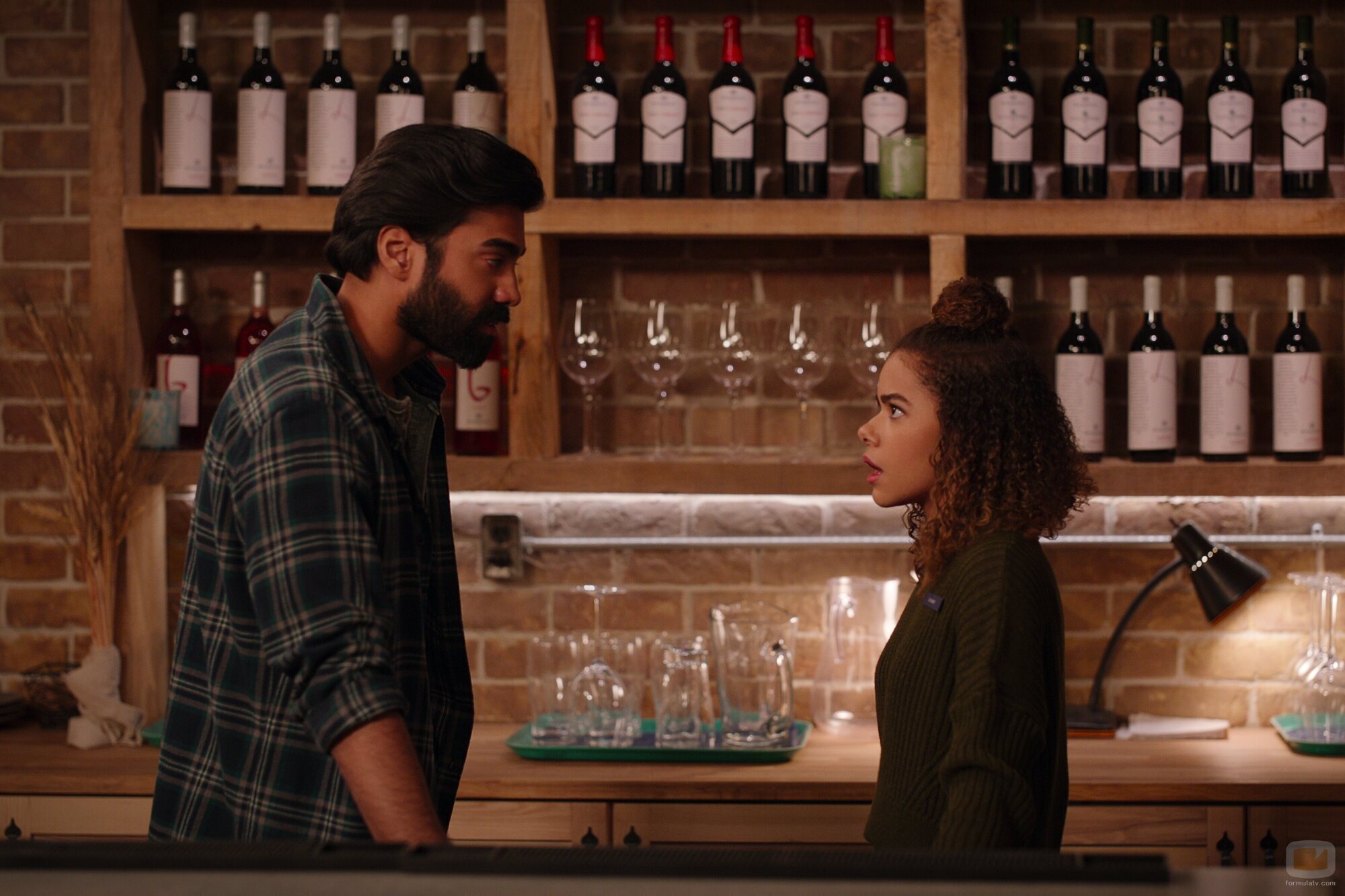 Antonia Gentry y Raymond Ablack en 1x09 'Los sentimientos son difíciles' de 'Ginny y Georgia'