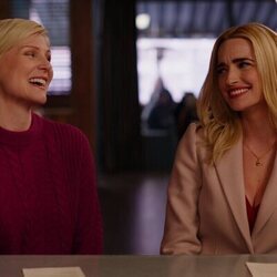 Brianne Howey y Jennifer Robertson en el 1x10 de 'Ginny & Georgia'