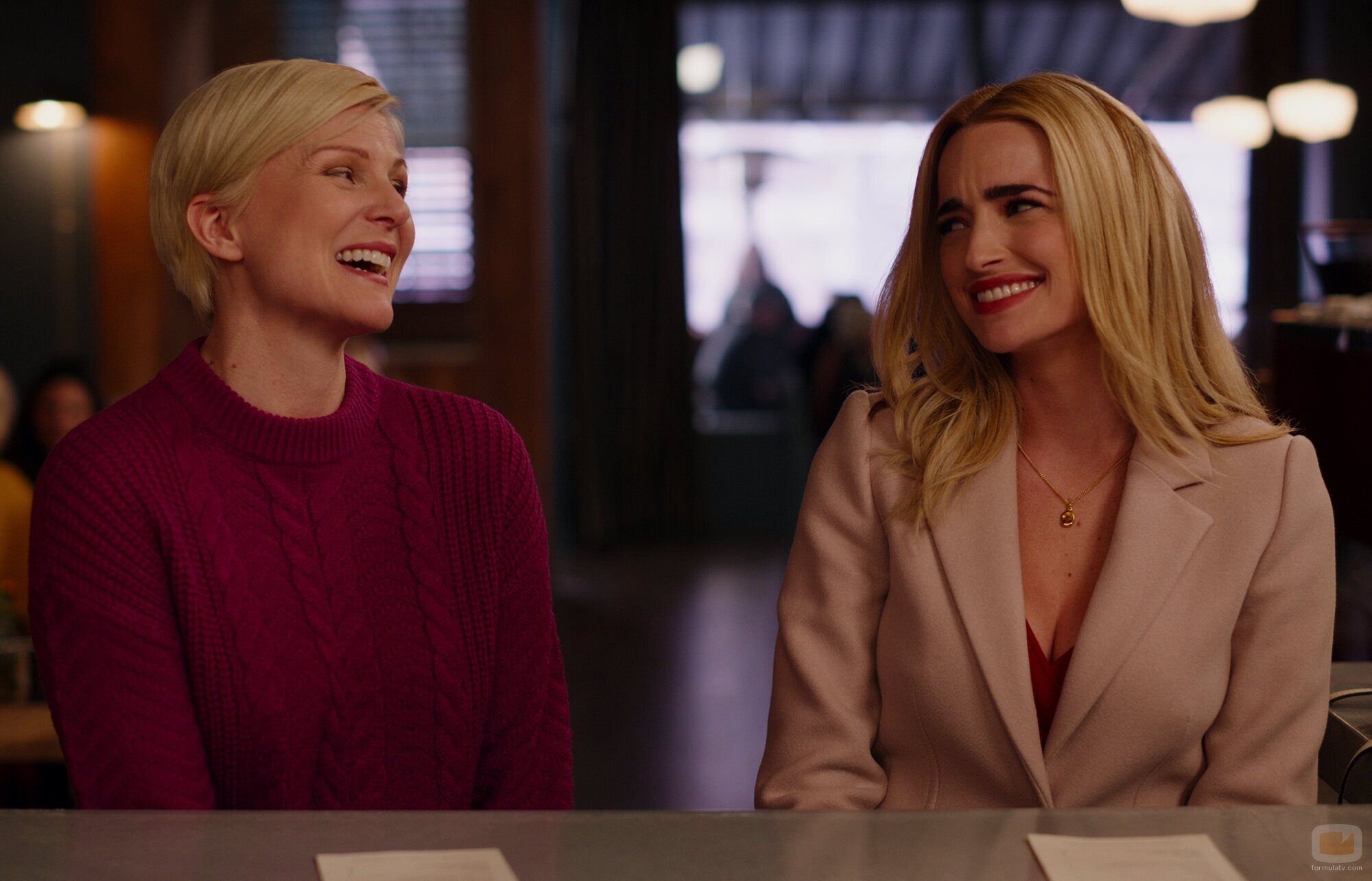 Brianne Howey y Jennifer Robertson en el 1x10 de 'Ginny & Georgia'